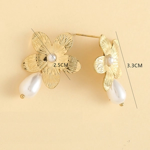 Detail of floral earrings with white pearls and 3.3cm drop length in gold finish