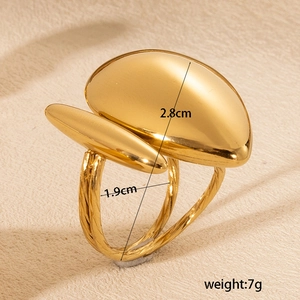 Macro detail of gold double teardrop ring showing size 2.8cm and 7g weight specs