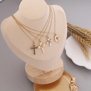 Halsketten-Set aus vergoldetem Edelstahl mit Kreuzanhänger und Zirkon auf Displayständer