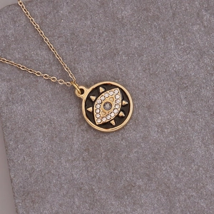 Makro-Detail von vergoldetem Evil Eye Anhänger mit schwarzer Emaille und Zirkonia