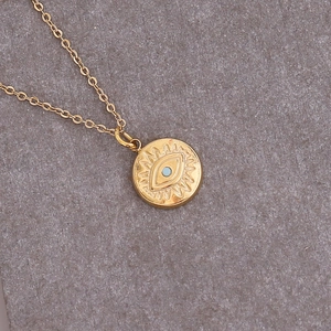 Makroaufnahme der 18k vergoldeten Evil Eye Kette mit blauem Zirkon aus Edelstahl