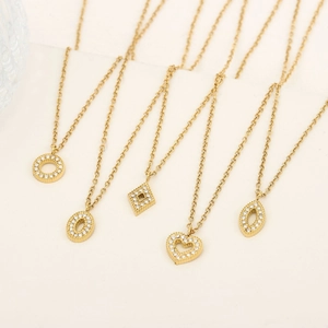 Colliers dorés avec pendentifs géométriques cœur et cercle sertis de zircons