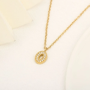 Collier doré avec pendentif cœur ajouré orné de cristaux scintillants et de perles