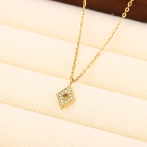 Collier doré élégant avec pendentif géométrique serti de diamants sur présentoir