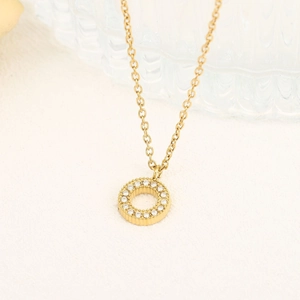 Gros plan sur le collier doré avec pendentif cercle ajouré et zircons brillants