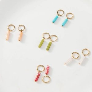 Lot de cinq paires de créoles dorées avec pendentifs cylindriques en pierre naturelle