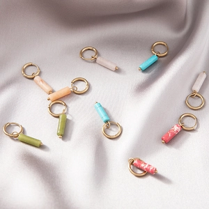 Boucles d'oreilles créoles dorées avec pendentifs cylindriques en pierre naturelle