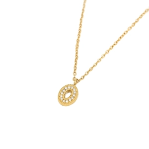 Collier avec pendentif lettre O doré orné de zircons cubiques sur fond blanc