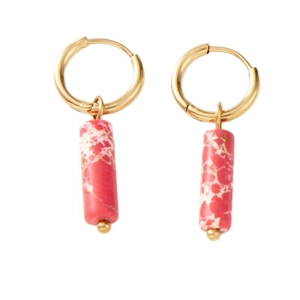 Boucles d'oreilles créoles dorées avec pendentifs cylindriques en pierre marbrée