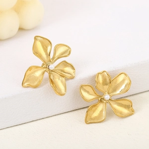 Boucles d'oreilles fleur 3D dorées avec fini mat et centre en perle blanche pour femme