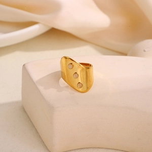 Bague vintage française en acier inoxydable doré 18K avec trois pierres blanches naturelles