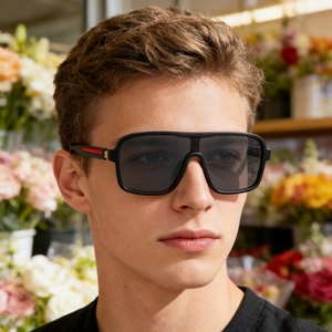 Lunettes de soleil polarisées carrées pour hommes avec détails rouges sur les branches
