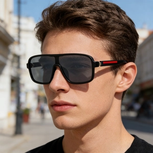 Détail des lunettes de soleil carrées polarisées avec bande rouge distinctive sur la branche