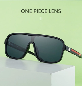 Détail de lunettes de soleil carrées avec verre monobloc et rayures orange sur les branches
