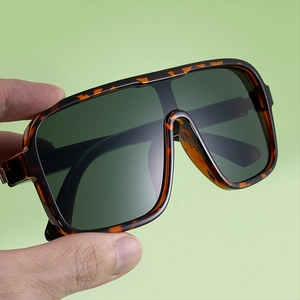 Détail de lunettes de soleil carrées polarisées avec monture écaille et verres foncés