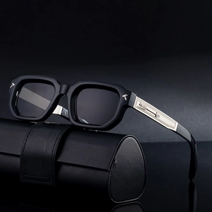 Lunettes de soleil polarisées carrées à monture noire et détails en métal argenté