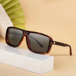 Retro square polarized sunglasses with tortoiseshell frames and dark grey lenses for men