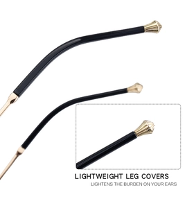 Détail de manchons de lunettes légers avec embouts dorés décoratifs pour confort d'oreille