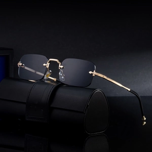 Lunettes de soleil sans monture carrées avec branches dorées et étui en cuir noir