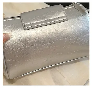 Nahaufnahme der silbernen Zylindertasche mit natürlicher Faltenstruktur und Reißverschluss