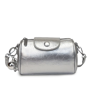 Silberne Metallic-Zylindertasche mit Faltenstruktur und Anhänger aus Metallkugel