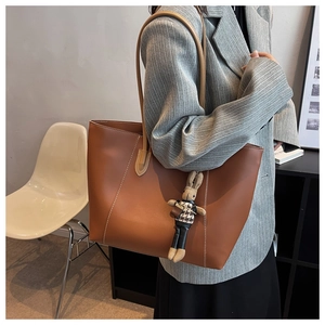 Grand sac cabas marron avec surpiqûres blanches et pendentif lapin pour femme
