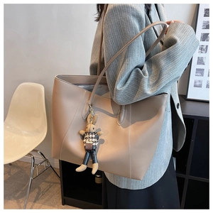 Détail du grand sac cabas kaki avec surpiqûres blanches et charme lapin en peluche