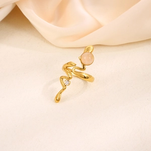 Detail eines 18K vergoldeten Schlangenrings mit rosa Edelstein und Zirkonia-Inlay