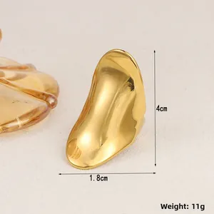 Detailed view showing dimensions of golden heart ring with 4cm height and 11g weight