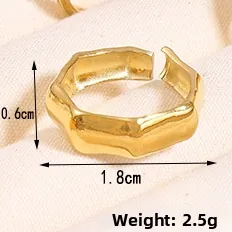 Détail montrant 0,6 cm de largeur et texture de bambou sur bague dorée ajustable