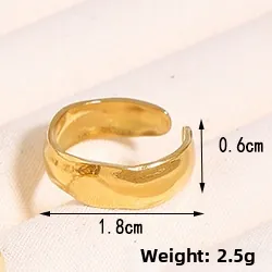 Détail d'une bague en acier à texture liquide montrant la largeur de 0,6cm et 2,5g