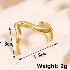 Détail d'une bague baroque dorée irrégulière, largeur 1,8 cm et poids de 2 g