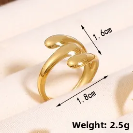 Détail macro de la bague trident dorée avec marquages de taille 1,6 cm et 1,8 cm