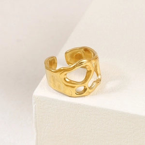 Détail de la texture de lave dorée et du design irrégulier sur la bague ajustable