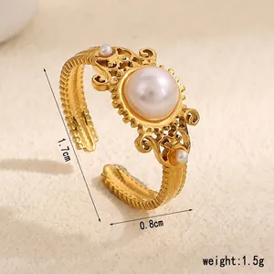 Vue détaillée d'une bague dorée vintage avec perles, hauteur 1,7 cm et poids 1,5 g