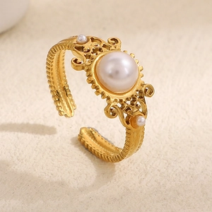 Bague ouverte vintage dorée ornée d'une grande perle et de motifs filigranes ciselés