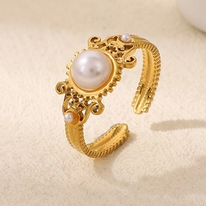 Bague vintage dorée ajustable ornée d'une perle blanche avec gravures baroques ciselées