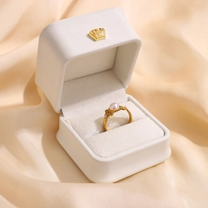 Bague vintage style palais avec perle et gravures ornementales sur fond de soie