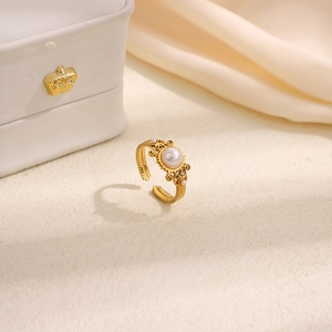 Gros plan détaillé d'une bague perle baroque vintage avec gravure délicate en filigrane