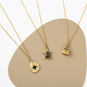 Colliers en acier titane doré avec pendentifs sac noir, étoile et tortue