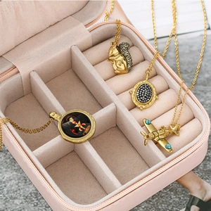 Ensemble de quatre colliers en acier doré avec pendentifs écureuil et avion en boîte cadeau