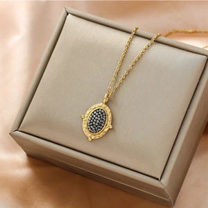 Collier élégant en acier doré avec pendentif ovale martelé serti de pierres noires brillantes