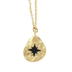 Collier en or martelé avec pendentif étoile noire sur une fine chaîne dorée
