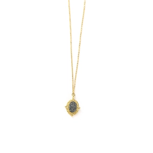 Détail d'un collier en or avec pendentif ovale orné de micro-diamants noirs
