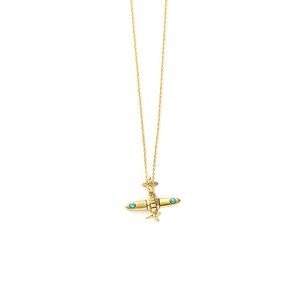 Vue détaillée d'un collier pendentif avion doré avec pierres bleues sur fond blanc