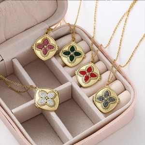 Colliers avec pendentif trèfle chic sertis de zircons colorés dans un coffret cadeau
