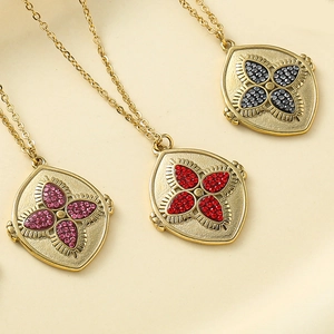 Trois colliers dorés avec pendentifs trèfle à quatre feuilles en zircon de couleurs
