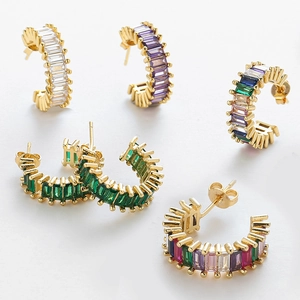 Boucles d'oreilles créoles dorées en C vintage avec zircons baguettes de différentes couleurs