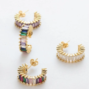 Boucles d'oreilles créoles C dorées irrégulières vintage avec zircones cubiques multicolores