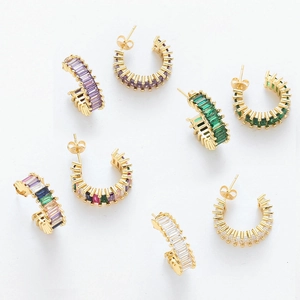 Boucles d'oreilles créoles C dorées avec zircons multicolores à coupe baguette chic